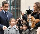Nicolas Sarkozy et Carla Bruni ont voté au lycée La Fontaine à Paris (XVIe arrondissement) le 21 mars 2010 pour le second tour des élections régionales