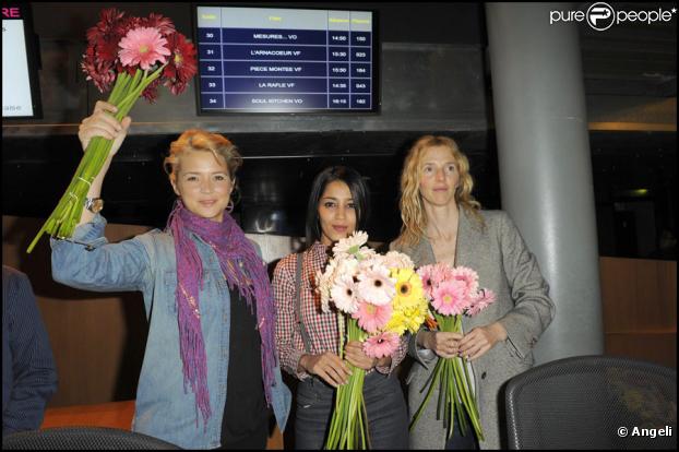 Virginie Efira, Leïla Bekhti et Sandrine Kiberlain lors de l'inauguration du Printemps du cinéma à Bercy le 21 mars 2010