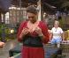 Hermine tente de se faire des pectoraux pour imiter Greg Basso  