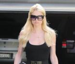 Paris Hilton se rend dans un spa de Beverly Hills, vêtue d'un look très girly, mardi 23 mars.