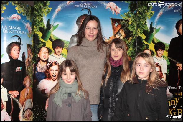 Zoé Félix avec les deux filles de son compagnon et une amie, lors de l'avant-première de Nanny McPhee à Paris le 28 mars 2010
