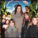 Les ravissantes Zoé Félix et Elsa Fayer s'extasient en famille devant des cochons volants !