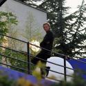 Arnaud Lemaire : Regardez le beau narrateur de l'Amour est aveugle présenter des candidats déjà très... collés-serrés !