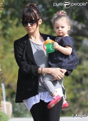 Nicole Richie amène sa fille Harlow chez son amie Jessica Alba afin qu'elle puisse jouer avec sa fille la petite Honor à Los Angeles le 29 mars 2010