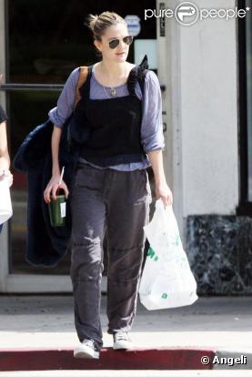 Drew Barrymore quitte son bureau à Hollywood le 30 mars 2010