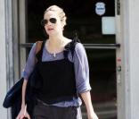 Drew Barrymore quitte son bureau à Hollywood le 30 mars 2010