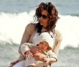 Minnie Driver et son fils Henry, à Malibu. 4/04/2010