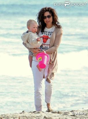 Minnie Driver et son fils Henry, à Malibu. 4/04/2010