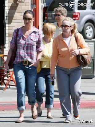 Katherine Heigl en famille à Los Angeles le 7 avril 2010