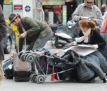 Sacha Baron Cohen et son épouse Isla Fisher se rendent à la Gare du Nord pour se rendre à Londres, le samedi 20 mars, à Paris.