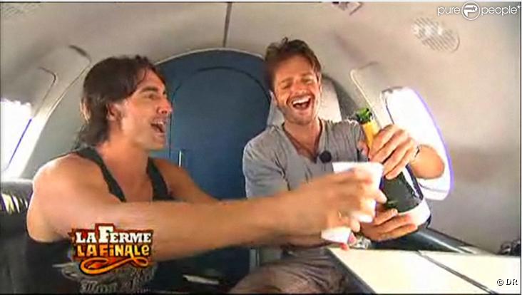 Greg et David trinquent au champagne à leur sortie !