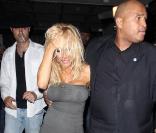 Pamela Anderson sort d'un night club de West Hollywood, très alcoolisée, au beau milieu de la nuit, mercredi 7 avril.
