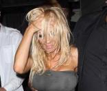 Pamela Anderson sort d'un night club de West Hollywood, très alcoolisée, au beau milieu de la nuit, mercredi 7 avril.