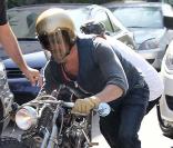 Brad Pitt a cassé sa moto, à Beverly Hills, le 24 octobre 2009 !