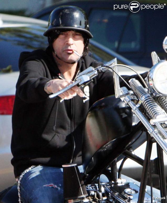 Tommy Lee au volant d'une moto, à Calabasas (Californie), le 9 avril 2010 !