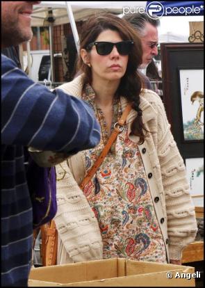 Marisa Tomei aperçue à Los Angeles dans un marché (11 avril 2010)