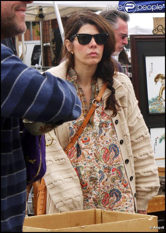 Marisa Tomei aperçue à Los Angeles dans un marché (11 avril 2010)