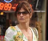 Helena Christensen dans les rues de NEw york le 20 avril 2010