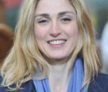 Julie Gayet : Elle assiste au procès de Nuremberg et devient marraine... de princesses !