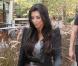Kim Kardashian nous a ébloui dans sa micro robe rayée fluide et légère, et joliment ceinturée, divinement associée à une petite veste aux épaulettes surdimentionnées, le tout porté avec un Birkin de chez Hermés.