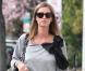 Nicky Hilton : slim noir, petit pull en fine maille gris, rehaussé d'un énorme noeud, escarpins noir aux pieds et it-bag Chanel au bras... Nickel !