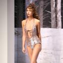 PHOTOS : Sarah Larson, la girlfriend de George Clooney, défile en petite tenue...