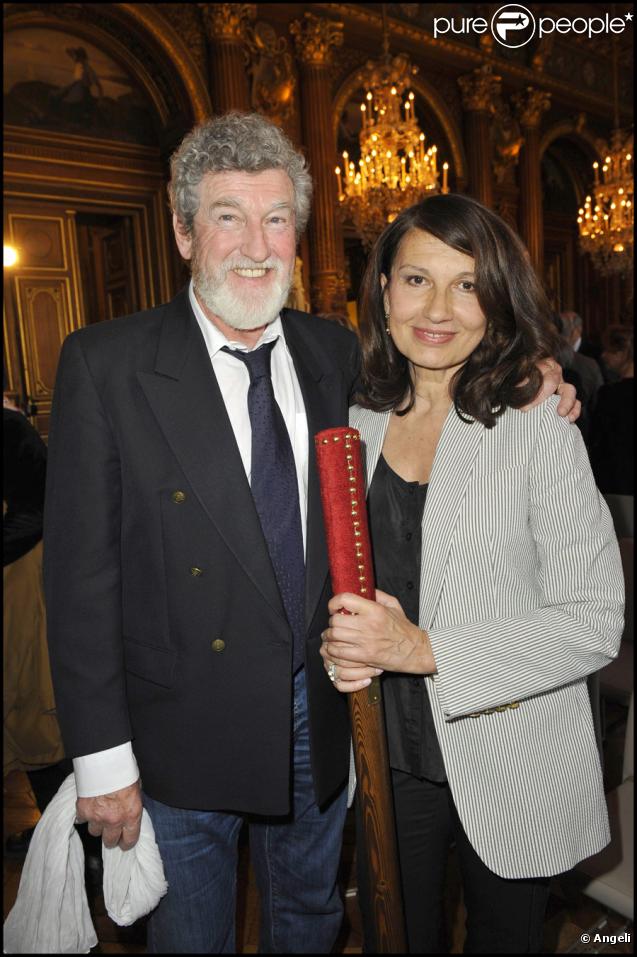 Ludmila Mikaël reçoit le prix du Brigadier, le 23 avril 2010, à Paris. Ici avec Patrick Préjean. 
