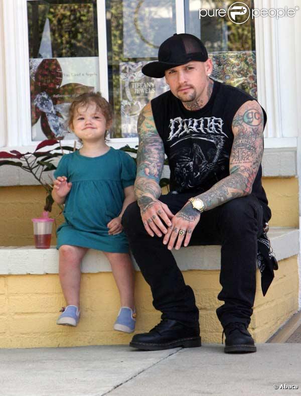 Benji Madden fait du baby sitting à Beverly Hills