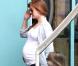Isla Fisher, enceinte, se promène au côté de sa petite poupée Olive en compagnie de leurs gardes du corps dans les rues de West Hollywood fin avril 2010