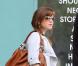Isla Fisher, enceinte, se promène au côté de sa petite poupée Olive en compagnie de leurs gardes du corps dans les rues de West Hollywood fin avril 2010