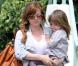 Isla Fisher, enceinte, se promène au côté de sa petite poupée Olive en compagnie de leurs gardes du corps dans les rues de West Hollywood fin avril 2010