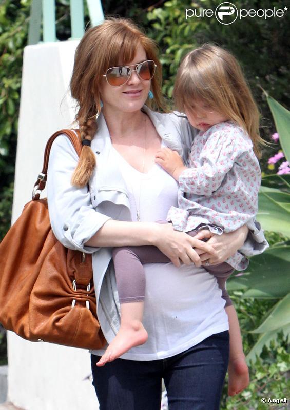 Isla Fisher, enceinte, se promène au côté de sa petite poupée Olive en compagnie de leurs gardes du corps dans les rues de West Hollywood fin avril 2010