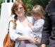 Isla Fisher, enceinte, se promène au côté de sa petite poupée Olive en compagnie de leurs gardes du corps dans les rues de West Hollywood fin avril 2010