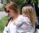 Isla Fisher, enceinte, se promène au côté de sa petite poupée Olive en compagnie de leurs gardes du corps dans les rues de West Hollywood fin avril 2010