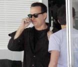 Tom Hanks pris en flagrant délit... avec les doigts dans le nez, sur le tournagede Larry Crowne (Los Angeles, 3 mai 2010)