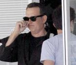 Tom Hanks pris en flagrant délit... avec les doigts dans le nez, sur le tournagede Larry Crowne (Los Angeles, 3 mai 2010)