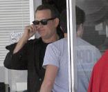 Tom Hanks pris en flagrant délit... avec les doigts dans le nez, sur le tournagede Larry Crowne (Los Angeles, 3 mai 2010)