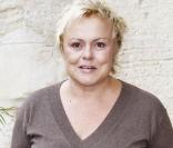 Muriel Robin tourne actuellement  Le Masque de Julia. 