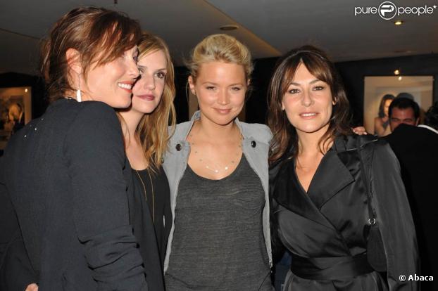 Virginie Efira entourée de ses partenaires à l'occasion de l'avant-première de  L'amour c'est mieux à deux , qui s'est tenue à l'UGC Ciné-Cité des Halles, à Paris, le 4 mai 2010.