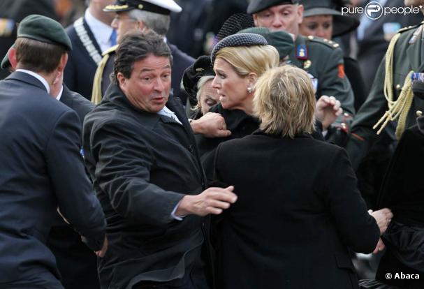 Maxima des Pays-Bas et la famille royale batave ont eu une nouvelle frayeur lors des commémorations de la Seconde Guerre mondiale, le 4 mai 2010...