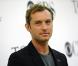 Jude Law : Malgré l'absence de son amoureuse Sienna Miller, il est aussi heureux que séduisant !