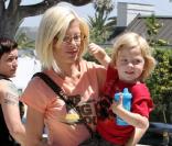 Tori Spelling et son fils Liam à West Hollywood, le 6 mai 2010
