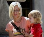 Tori Spelling et son fils Liam à West Hollywood, le 6 mai 2010