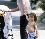 Levi McConaughey avec sa grand-mère maternelle et sa soeur (8 mai 2010)