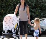 Levi McConaughey avec sa grand-mère maternelle et sa soeur (8 mai 2010)