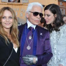 Vanessa Paradis, Karl et Anna Mouglalis au défilé Croisière de Chanel, à Saint-Tropez.