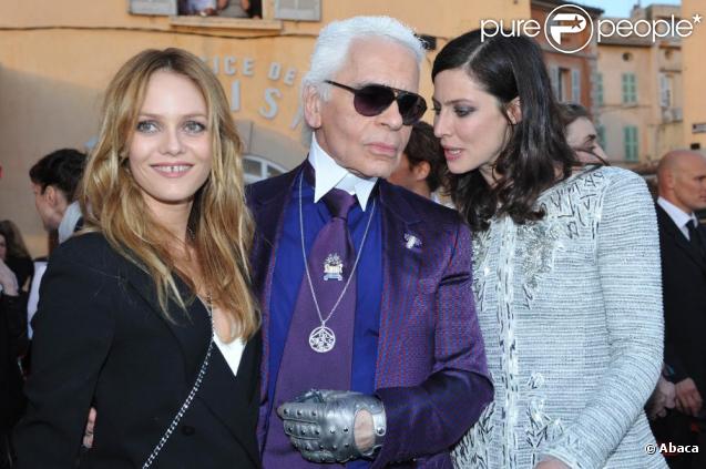 Vanessa Paradis, Karl et Anna Mouglalis au défilé Croisière de Chanel, à Saint-Tropez.