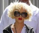 La chanteuse Christina Aguilera toujours stylée, avec sa coiffure rétro, ses lèvres franches et ses lunettes Moschino !