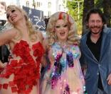 L'équipe du film Tournée de Mathieu Amalric lors de la montée des marches du film  à Cannes le 13 mai 2010