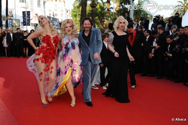 L'équipe du film Tournée de Mathieu Amalric lors de la montée des marches du film  à Cannes le 13 mai 2010